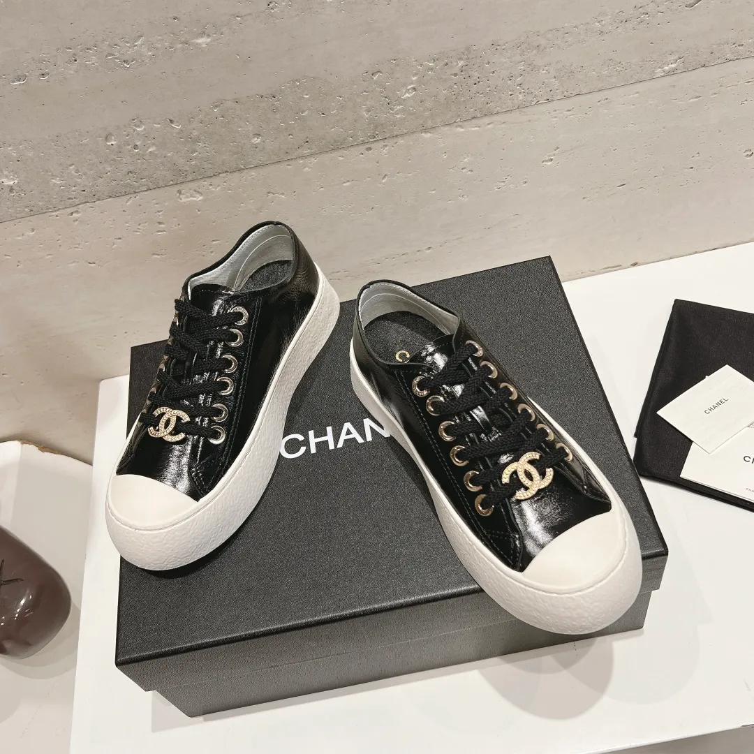 👟👟Ex-factory price 440👟👟 Top version Chanel Chanel 24 latest model full leather panda color white shoes casual sports shoes skateboard shoes original purchase and development production Xiaoxiang C Home Another super popular item in the counter, loved by Internet celebrity bloggers and sisters, and various praises on social platforms. It is very popular, has a high texture, is breathable and super spring and summer. Seeing this issue always arouses the inner desire of girls for fashion. The latest suede material, classic black and white color, full of fashionable feeling on the feet, easy to care for. Fabric: Original customized imported cowhide material. Lining: Customized soft sheepskin lining. Sole: Original molded TPU non-slip outsole. Bottom thickness: 2.5CM. Size: Women's size 35-40 (custom-made sizes 40 are non-refundable)